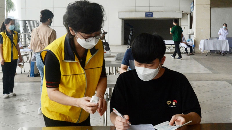 Hanoi vaccinates foreigners against COVID-19 from September 15